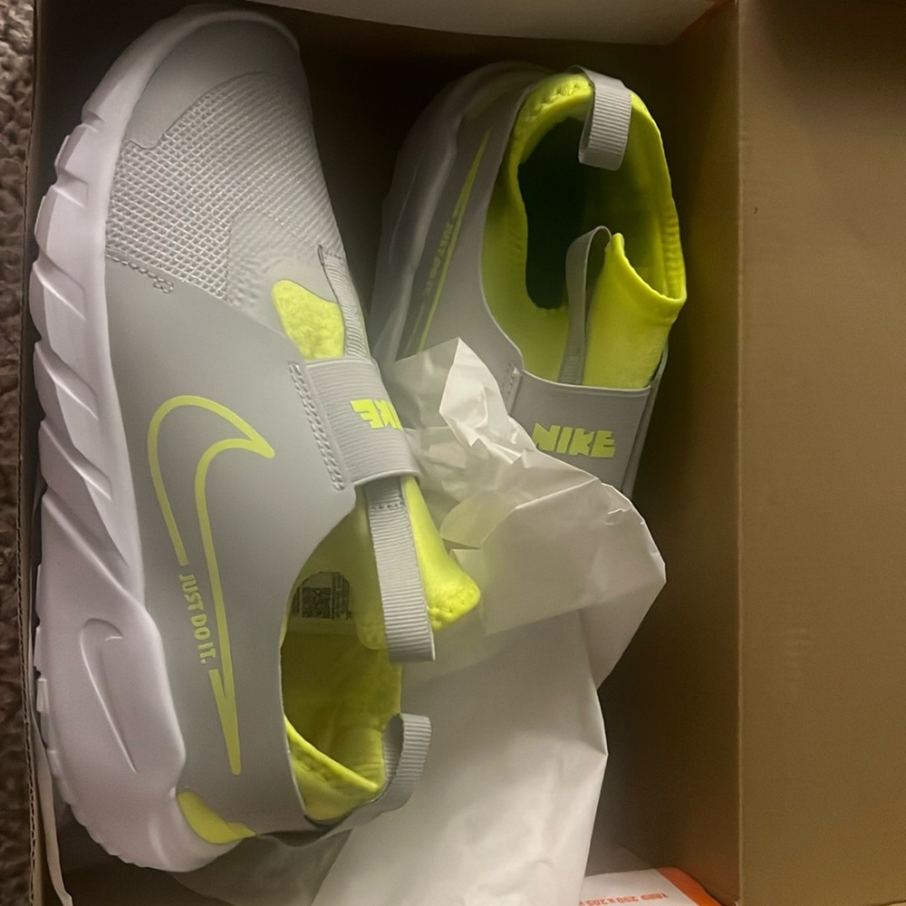 Brand new! 6.5 y shoe